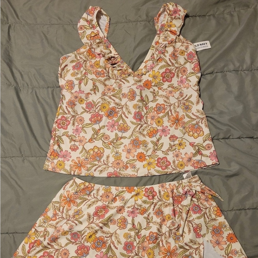 BNWT old navy floral ruffle trim 2 pieces swimsuit